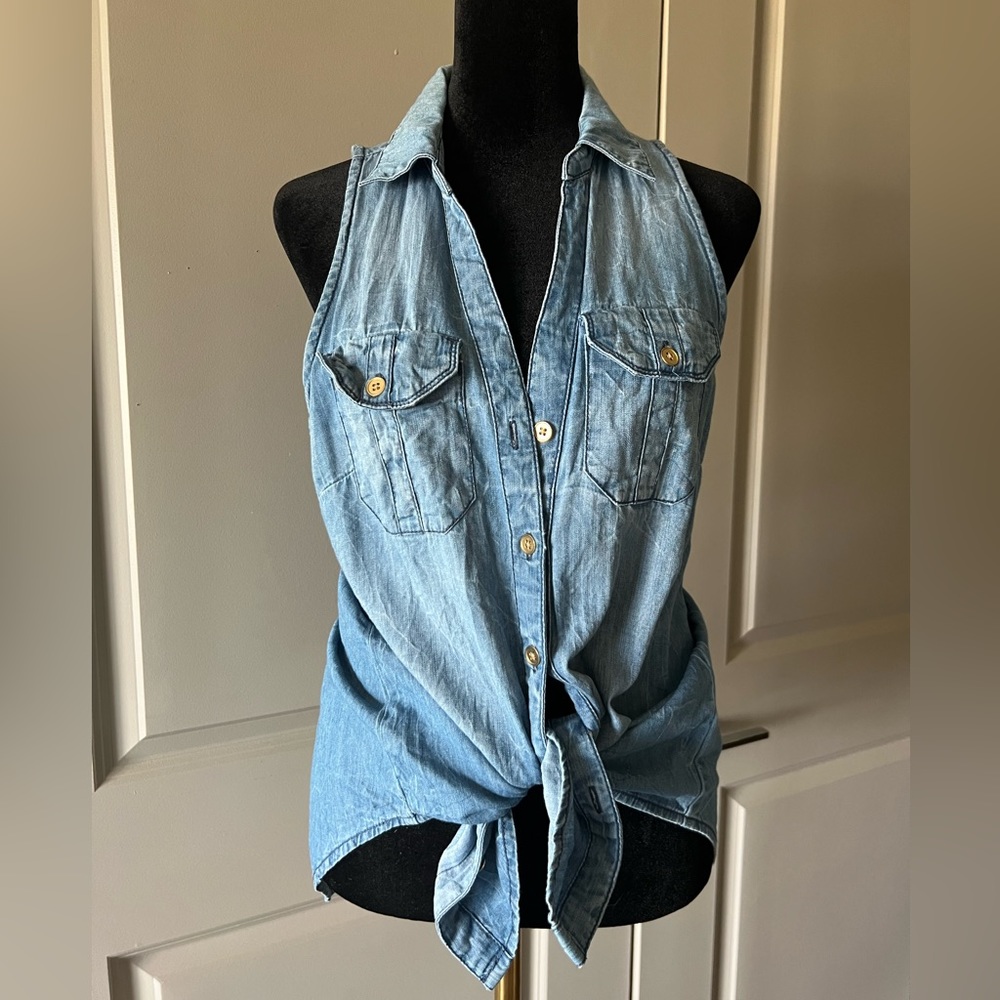 🔥bebe denim sleeveless button up shirt. Size small. Excellent condition